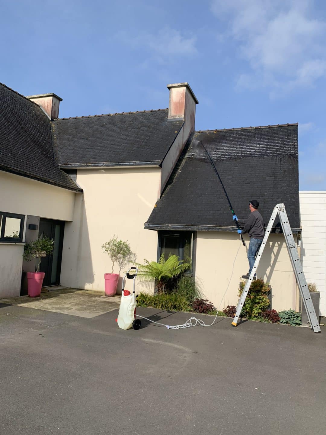 Nettoyage toiture avant 1 - Nettoyage toitures façades et pergolas - Landerneau Brest